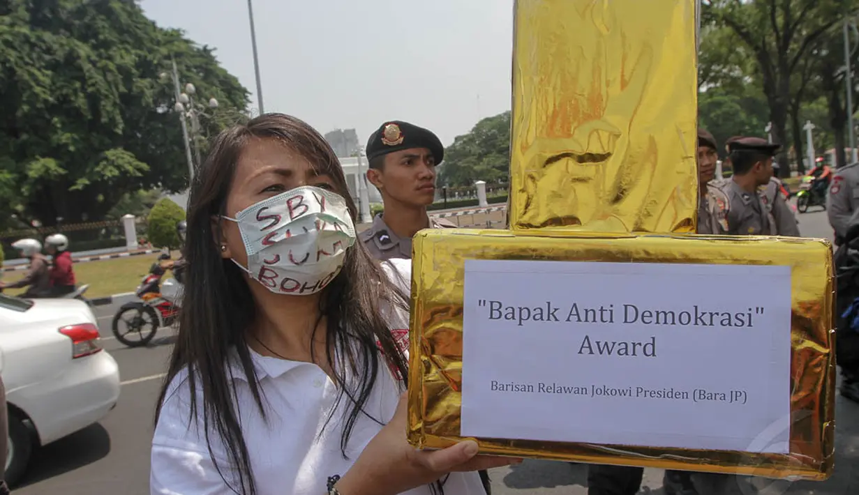 Pemberian penghargaan sebagai Bapak Anti Demokrasi Indonesia ini merupakan ungkapan kekesalan terhadap sikap SBY yang dinilai tidak sungguh-sungguh mendukung pilkada langsung, Jakarta, (30/9/14). (Liputan6.com/Faizal Fanani)