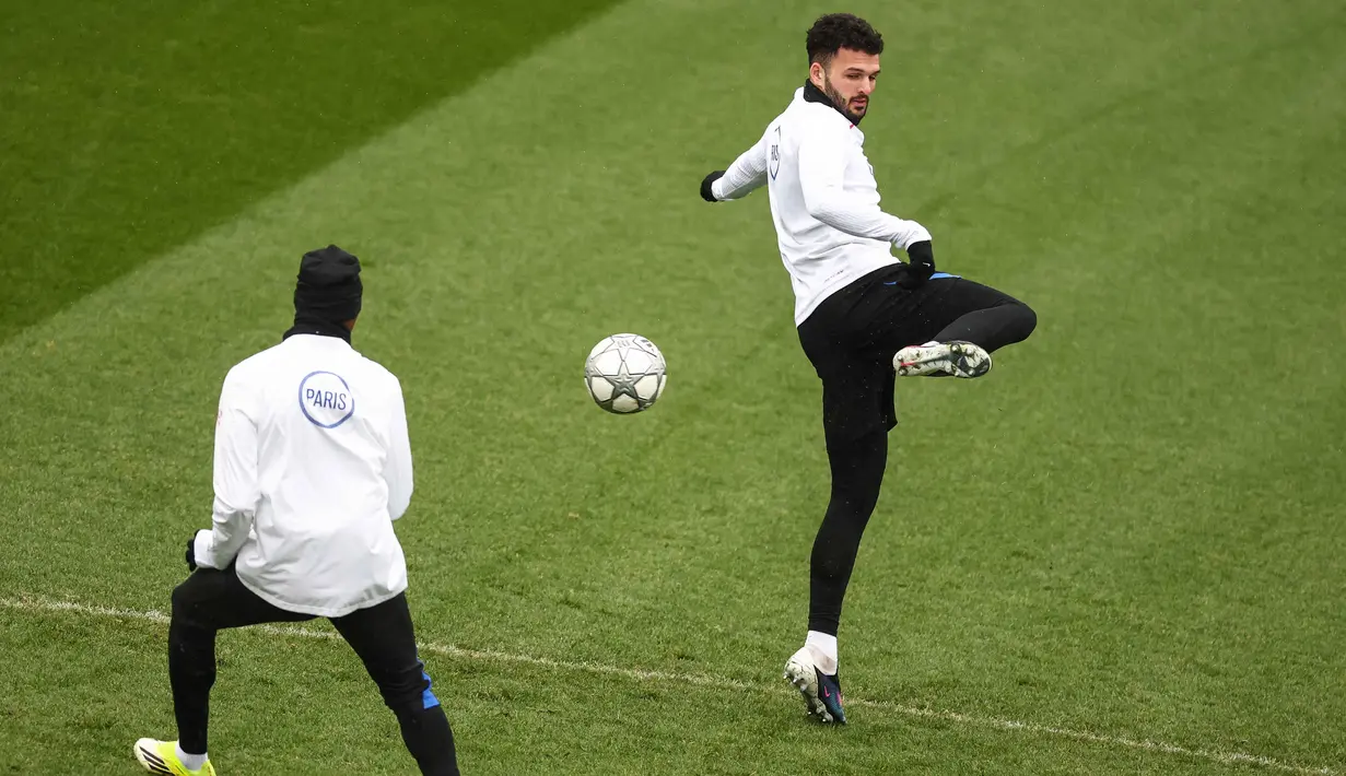Bagi Les Parisiens, kemenangan di laga kandang melawan Newcastle nanti menjadi harga mati. Tampak dalam foto, penyerang Paris Saint-Germain asal Portugal, Goncalo Ramos mengoper bola saat sesi latihan di Campus Paris Saint-Germain di Poissy, pinggiran barat Paris, pada Selasa 27 Januari 2026. (Franck FIFE/AFP)