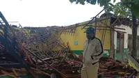 Atap ruang kelas SDN Amansari 2, Desa Amansari, Kecamatan Rengasdengklok, Karawang, ambruk dihantam hujan angin. (Liputan6.com/ Abramena)