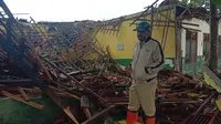 Detik-Detik Sekolah Ambruk Diterjang Hujan Angin di Karawang