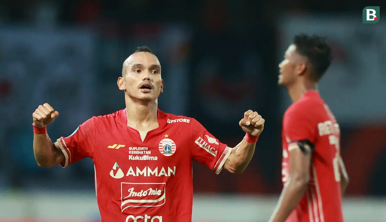 Selebrasi pemain Persija Jakarta, Riko Simanjuntak setelah mencetak gol ke gawang Persib Bandung dalam dalam laga tunda pekan ke-28 BRI Liga 1 2022/2023 yang berlangsung di Stadion Patriot Candrabhaga, Jumat (31/3/2023). (Bola.com/M Iqbal Ichsan)