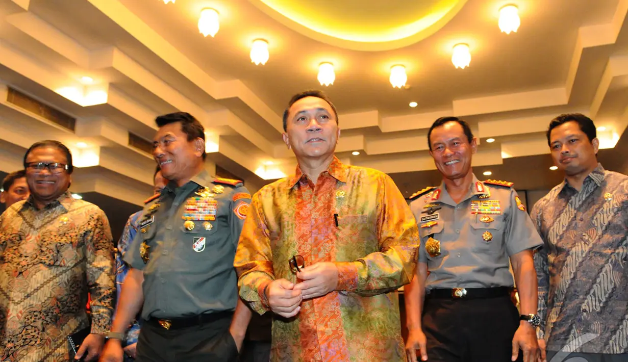 Ketua MPR RI Zulkifli Hasan (ketiga kiri), Panglima TNI AD Jend TNI Moeldoko (dua kiri), Kapolri Sutarman (dua kanan), Mahyudin Wakil Ketua MPR RI (kanan) Oesman Sapta Odang Wakil Ketua MPR (kiri), Jakarta, Kamis (16/10/2014) (Liputan6.com/Andrian M Tunay