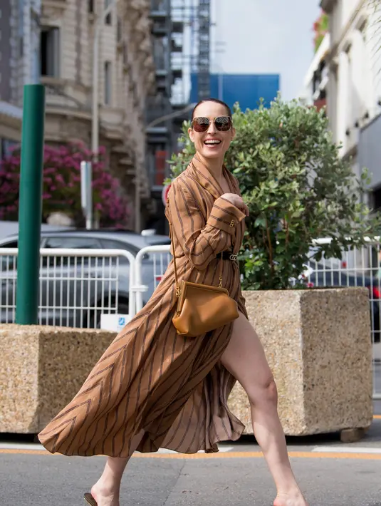 Sementara tas FENDI First menerjemahkan konsep menjadi aksesori baru paling didambakan dengan memiringkan monogram FENDI dalam bingkai clutch. (Foto: Fendi)