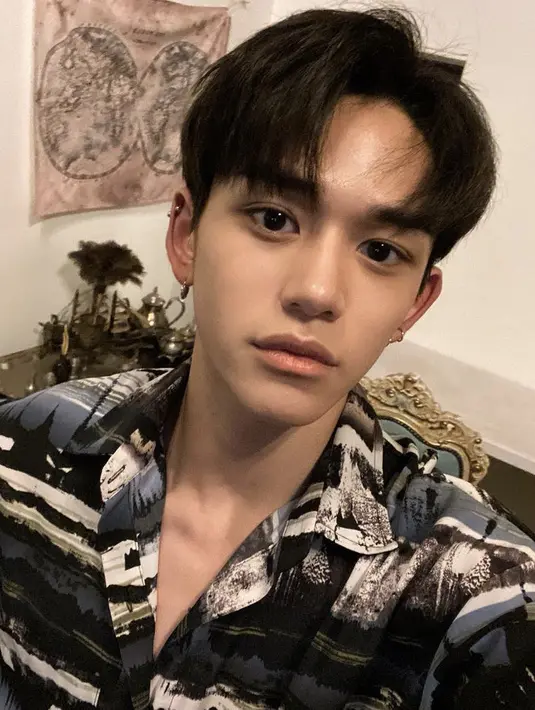 Lucas tampil memesona dengan kemeja bermotif abstrak. Harga kemeja tersebut Rp540 ribuan, dari brand Crump. @lucas_xx444