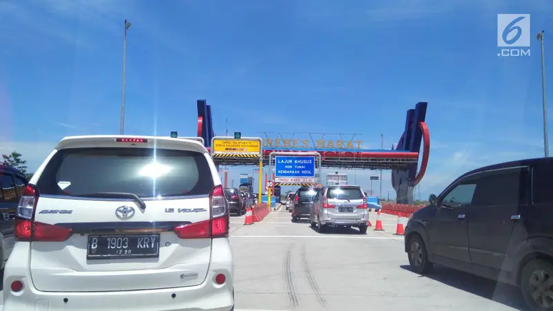 Sejumlah mobil mengantre untuk melintasi gerbang Tol Brebes Barat saat mudik natal