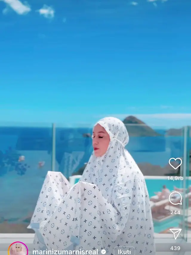 Salat di Balkon Hotel dengan Pemandangan Indah Labuan Bajo