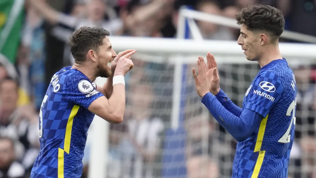 Foto: The Roman Empire, Sentuhan Kapten, dan Pelukkan Hangat Chelsea untuk Kai Havertz