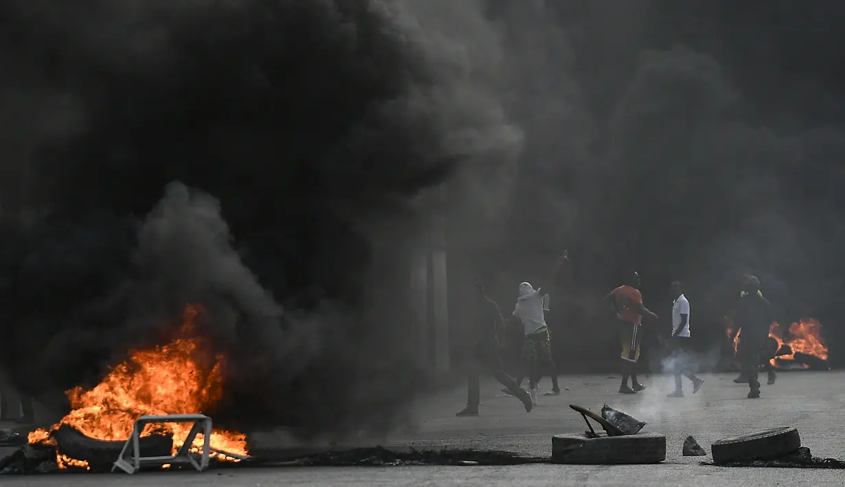 Demonstran menuntut keadilan atas pembunuhan Presiden Haiti Jovenel Moise di Cap-Haitien, Haiti, Kamis (22/7/2021). Demonstrasi menuntut keadilan atas pembunuhan Presiden Haiti Jovenel Moise terus berlanjut dan menimbulkan kerusuhan. (AP Photo/Matias Delacroix)