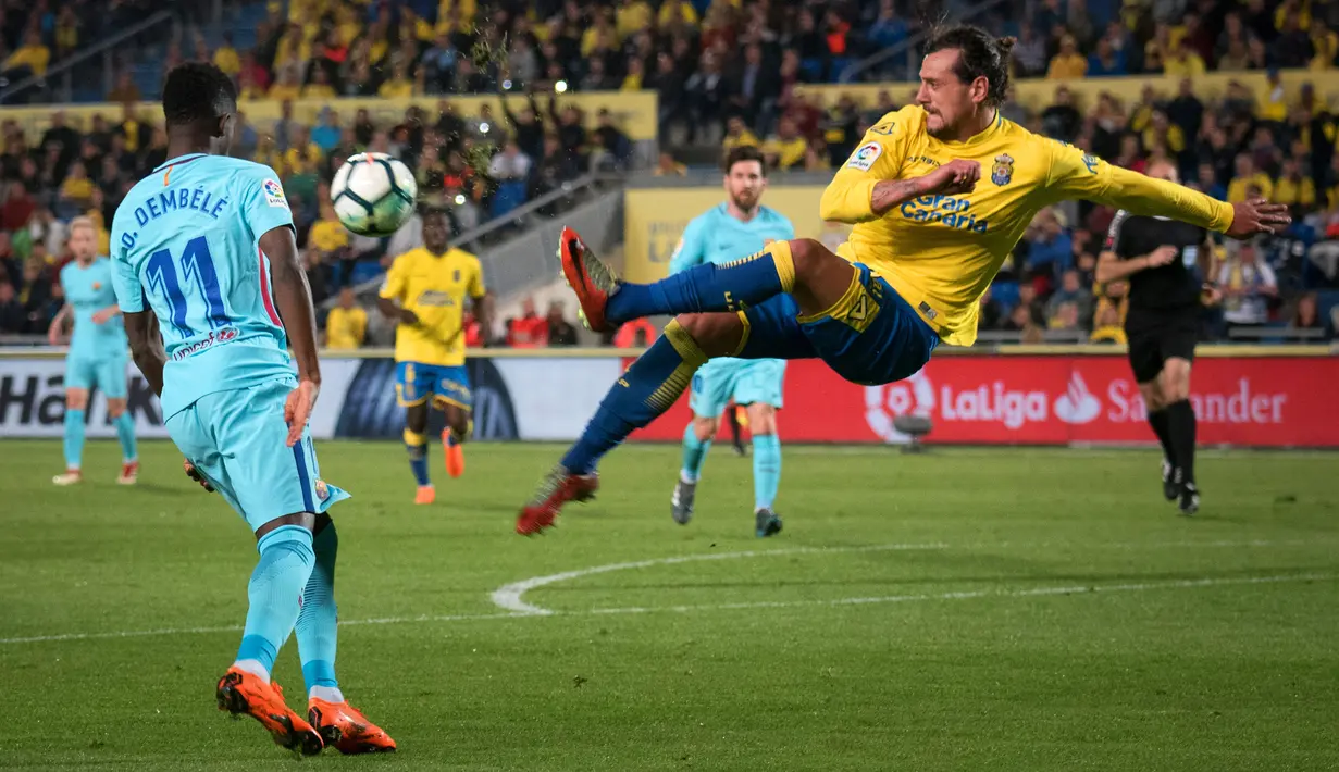 Bek Las Palmas, Matias Aguirregaray, membuang bola saat melawan Barcelona pada laga La Liga Spanyol di Stadion Gran Canaria, Las Palmas, Kamis (1/3/2018). Kedua klub bermain imbang 1-1. (AFP/Desiree Martin)