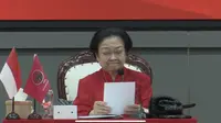 Ketua Umum PDIP Megawati Soekarnoputri menitikkan air mata saat penutupan Rakernas III PDIP pada Kamis (8/6/2023). Dia terisak saat menyampaikan kesan mengenai mendiang suaminya Taufiq Kiemas. (Liputan6.com/ Delvira Hutabarat)