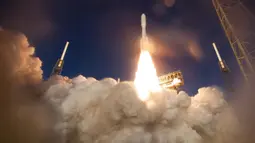 Roket Atlas V United Launch Alliance yang mengangkut Mars Perseverance milik NASA diluncurkan dari Kompleks Peluncuran Antariksa 41 di Pangkalan AU Tanjung Canaveral, Florida, AS, 30 Juli 2020. Peluncuran ini untuk mencari tanda-tanda kehidupan masa lampau di Planet Merah. (Xinhua/NASA/Joel Kowsky)