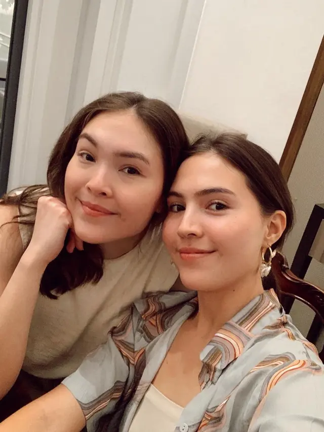 7 Potret Sabrina, Saudara Kembar Olivia Jensen yang Jarang Tersorot