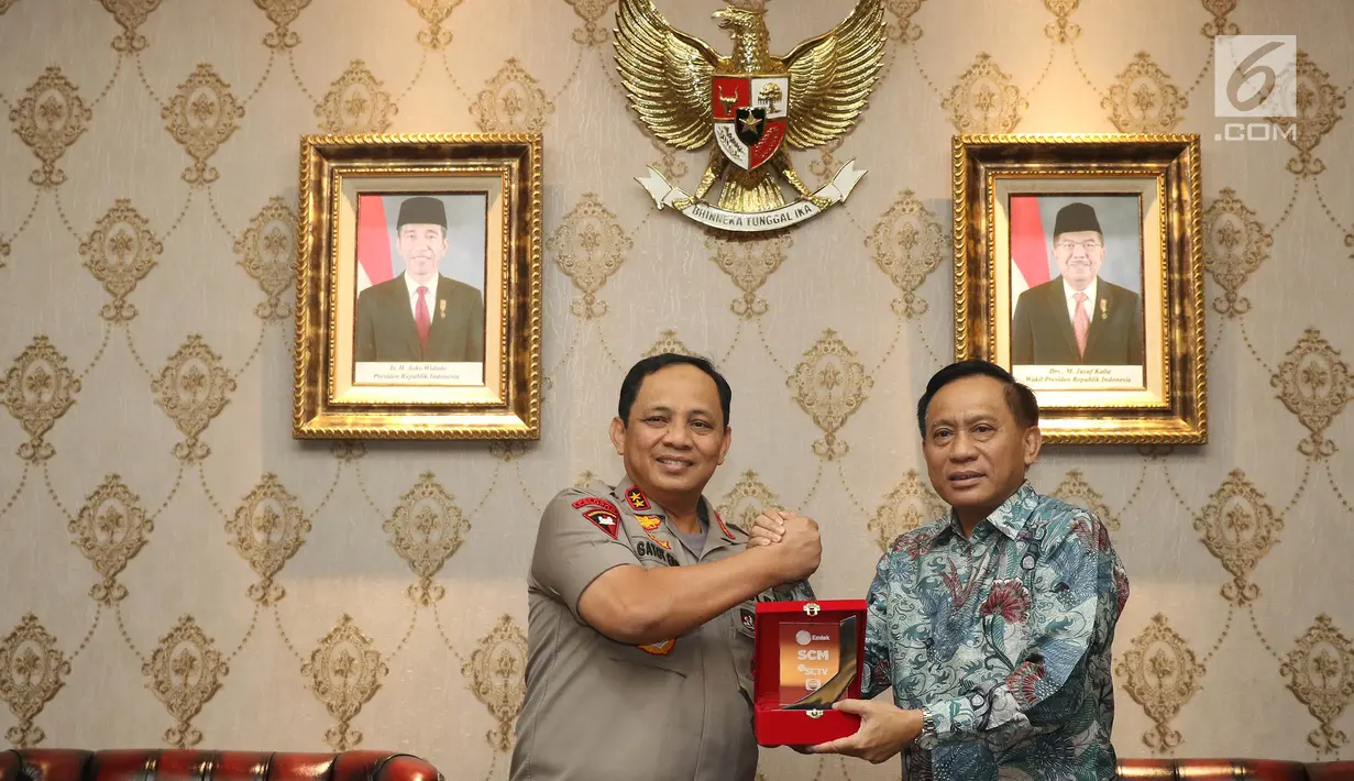 Direktur SCM sekaligus Presiden Direktur Indosiar, Imam Sudjarwo memberikan cindera mata ke Kapolda Metro Jaya Irjen Gatot Eddy Pramono saat silaturahmi di Jakarta, Senin (15/7/2019). Pertemuan untuk peningkatan kerjasama SCM dengan Polri khusunya Polda Metro Jaya. (Liputan6.com/Herman Zakharia)