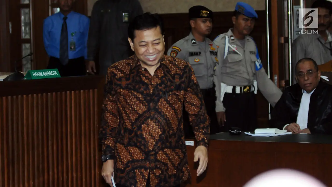 Senyum Setya Novanto