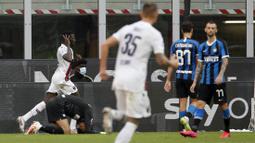 Para pemain Inter Milan tampak kecewa usai pemain Bologna, Musa Barrow, mencetak gol pada laga Serie A di Stadion Giuseppe Meazza, Minggu (5/7/2020). Inter Milan kalah 1-2 dari Bologna. (AP/Antonio Calanni)