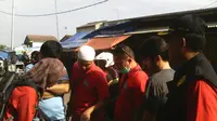 Petugas merazia Imigran di Puncak Bogor, Jawa Barat. (Liputan6.com/Achmad Sudarno)