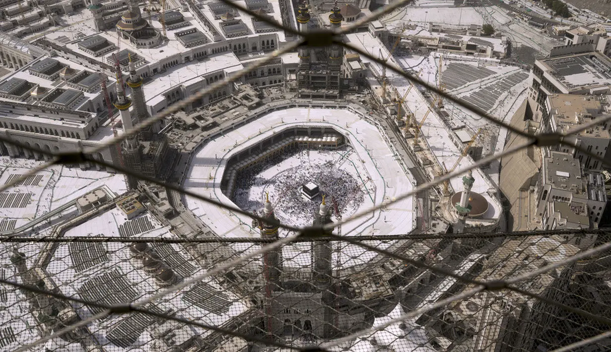 <p>Ibadah haji terbesar dalam sejarah Arab Saudi telah dimulai. Para jemaah haji dari seluruh dunia telah melakukan tawaf atau mengelilingi Kabah sejak 25 Juni 2023 waktu setempat. (AP Photo/Amr Nabil)</p>