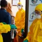 Petugas medis di salah satu rumah sakit memakai APD untuk menangani pasien virus corona. (Liputan6.com/M Syukur)