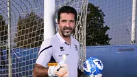 Kiper Parma, Gianluigi Buffon berpose setelah sesi wawancara di Collecchio Sports Center, Parma, 27 Oktober 2022. (AFP/Miguel Medina)