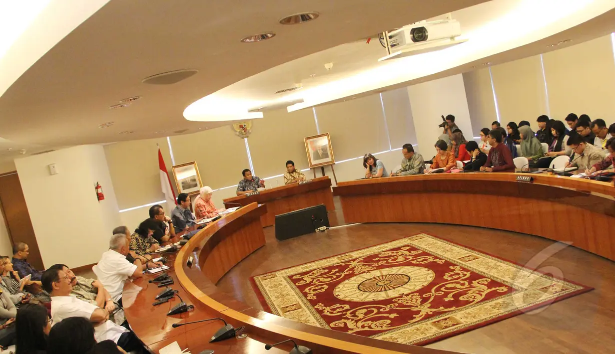 Suasana pertemuan Mendag Rachmat Gobel dan Asosiasi Pengusaha Indonesia (Apindo) di Gedung Kemendag, Jakarta (13/4/2015). Kerjasama Kemendag dengan Apindo untuk meningkatkan target ekspor dan penguatan pasar dalam negeri. (Liputan6.com/Helmi Afandi)