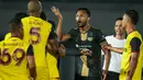 Pemain Dewa United, Lucas Ramos De Oliveira (tengah) bersitegang dengan pemain Persikabo 1973 dalam laga pekan ke-2 BRI Liga 1 2022/2023 antara Dewa United melawan Persikabo 1973 di Indomilk Arena, Tangerang, Minggu (31/7/2022) malam WIB. (Bola.com/Bagaskara Lazuardi)