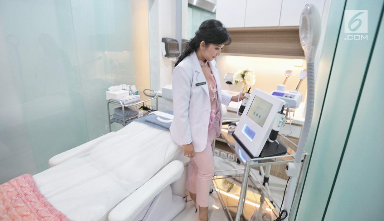 Fasilitas di ruang tindak  RS EMC Poli Klinik Plastic Surgery & Aesthetic Center, Sentul, Jawa Barat, Senin (3/9). Poli klinik ini dapat melakukan non Invasive: Laser Treatment (Tatto Removal all Colour, Vagina Tightening). (Liputan6.com/Faizal Fanani)