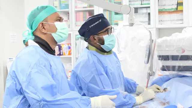 Dokter Faris kala melakukan prosedur denervasi ginjal. Prosedur ini dilakukan terutama pada pasien yang sudah tidak mempan dengan kombinasi beberapa obat penurun tekanan darah. (Foto: Dok Heartology Cardiovascular Center)