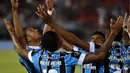 Para pemain Gremio merayakan gol yang dicetak Andre Felipe ke gawang Libertad pada laga Copa Libertadores di Stadion Defensores del Chaco, Asuncion, Kamis (1/8). Gremio lolos ke babak perempat final. (AFP/Norberto Duarte)