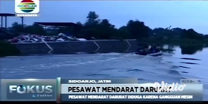 VIDEO: Pesawat Latih AL Mendarat Darurat di Area Tambak Sidoarjo