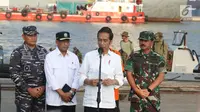 Presiden Joko Widodo didampingi Menhub Budi Karya Sumadi dan Panglima TNI Marsekal Hadi Tjahjanto memberi keterangan terkait jatuhnya Lion Air JT 610 saat mengunjungi posko evakuasi di JICT 2, Tanjung Priok, Jakarta (2/11). (Liputan6.com/Angga Yuniar)