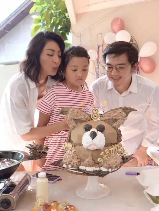 Bahkan, hal ini bisa dilihat bagaimana Nicky Tirta dan Liza Elly tetap konsisten secara bersama-sama merayakan ulang tahun anak mereka. Ya, ulang tahun sang anak mereka rayakan bersama setiap tahun. (instagram.com/nickytirta)