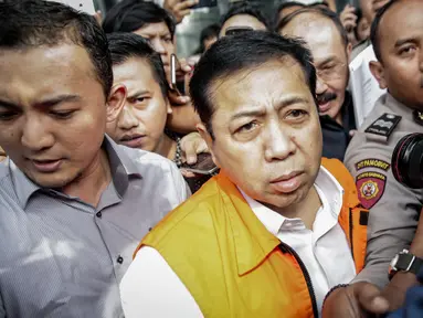 Tersangka kasus korupsi E-KTP Setya Novanto menuju mobil tahanan usai menjalani pemeriksaan di Gedung KPK, Jakarta, Selasa (21/11). Ketua DPR RI tersebut tidak memberikan komentar apa pun terkait pemeriksaannya kali ini. (Liputan6.com/Faizal Fanani)