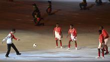 Presiden Joko Widodo (kiri) bermain bola dengan sejumlah pengisi acara saat Upacara Pembukaan PON Papua di Stadion Lukas Enembe, Kompleks Olahraga Kampung Harapan, Distrik Sentani Timur, Kabupaten Jayapura, Papua, Sabtu (2/10/2021). (ANTARA FOTO via InfoPublik/Nova Wahyudi)