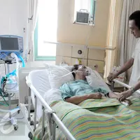 Perawat mengecek kondisi Benny Panjaitan, vokalis grup band Panbers yang dirawat di rumah sakit Sari Asih, Tangerang, Banten, (31/12). Dalam karir bermusik, Panbers sudah menciptakan sekitar 700 lagu dan ratusan album. (Liputan6.com/Helmi Afandi)