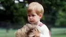 Prince Harry digendong sama Lady Di nih! Foto ini diambil pada tahun 1986. (Cosmopolitan)