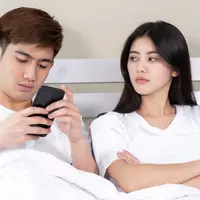Wanita yang merasa tidak nyaman dengan hubungannya bersama dengan pasangan (Foto dok : Freepik/jcomp).