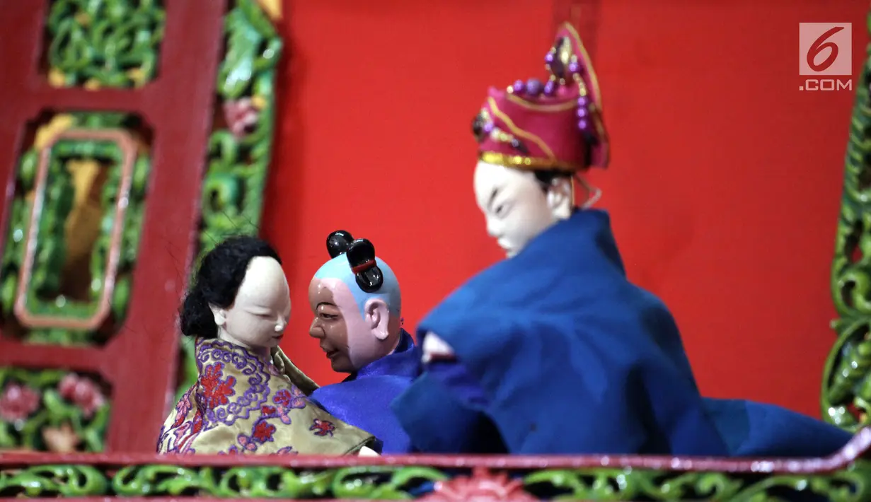 Adegan pertunjukan wayang potehi saat tampil di salah satu pusat perbelanjaan di Jakarta, Jumat (2/2). Wayang potehi adalah wayang dengan bentuk kantung kain khas Tiongkok. (Liputan6.com/Arya Manggala)