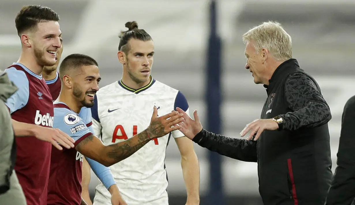 Pemain Tottenham Hotspur, Gareth Bale, tampak kecewa melihat pemain West Ham United merayakan kemenangan pada laga Liga Inggris Senin (19/10/2020). Kedua tim bermain imbang 3-3. (AP/Matt Dunham, Pool)