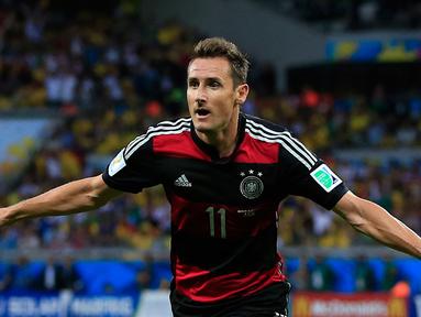 Siapa pun bakal setuju jika Jerman menjadi salah satu negara di Eropa dengan sejarah sepak bola yang kental dan mampu menunjukkan tajinya di level internasional. Hal ini tak lain karena Jerman, yang sebelum 1990 bernama Jerman Barat banyak melahirkan pemain-pemain terbaik dalam perjalanannya hingga menjadi legenda. Seperti 7 pemain berikut yang menjadi daftar pemain terbaik Jerman sepanjang masa. (AFP/Adrian Dennis)