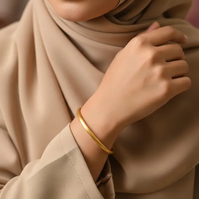 9 Model Gelang Emas Bangle Simple untuk Acara Pengajian, Tampil Anggun