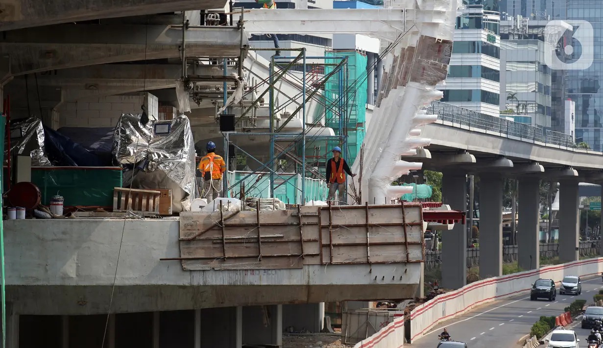 Pekerja melakukan aktivitas pembangunan dan pemasangan penyangga Stasiun LRT di Jalan HR Rasuna Said, Jakarta, Sabtu (30/11/2019). Per 22 November 2019, secara keseluruhan progres pembangunan Kereta Light Rapid Transit (LRT) sudah mencapai 67,56 persen. (Liputan6.com/Helmi Fithriansyah)