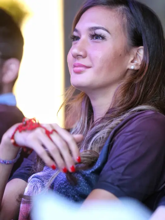 "Lalu saya lihat dibakar ada api kecil disana. Miris banget lihat penghilangan area dari hutan jadi non hutan. Pemburuan binatang di dalamnya," jelas Nadine. (Adrian Putra/Bintang.com)