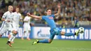 Aksi Arkadiusz Milik (kanan) saat mengontrol bola pada laga grup B Liga Champions melawan FC Dynamo Kiev di Olympiyskiy stadium, Kiev, (14/9/2016) dini hari WIB. (AFP/Sergei Supinsky)