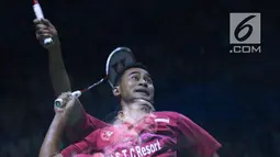 Tunggal putra Indonesia, Tommy Sugiarto bersiap melakukan smesh saat melawan pebulu tangkis Jepang, Kento Momota pada 8 besar Indonesia Open 2018 di Istora GBK, Jakarta, Jumat (6/7). Tommy kalah11-21, 15-21. (Liputan6.com/Helmi Fithriansyah)