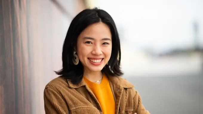 tersenyum santai damai kalem baik