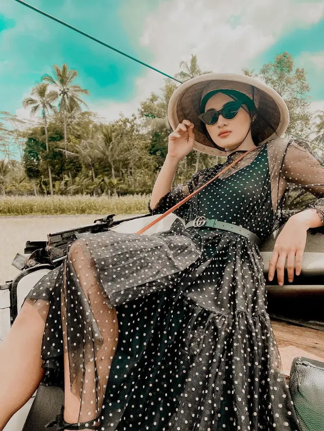 7 Gaya Liburan Camelia Putri yang Selalu Tampil Menawan