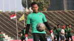 Kiper Timnas Indonesia U-22, Awan Setho, mengontrol bola saat latihan di Stadion National Olympic, Phnom Penh, Sabtu (23/2). Latihan ini persiapan jelang laga semifinal Piala AFF U-22 melawan Vietnam. (Bola.com/Zulfirdaus Harahap)