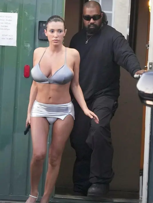 Bianca Censori kembali tampil yang menimbulkan kontroversi. Ia tampil mengenakan bra abu-abu dan super mini skirt silver. [Foto: Instagram/alwaysyzy]