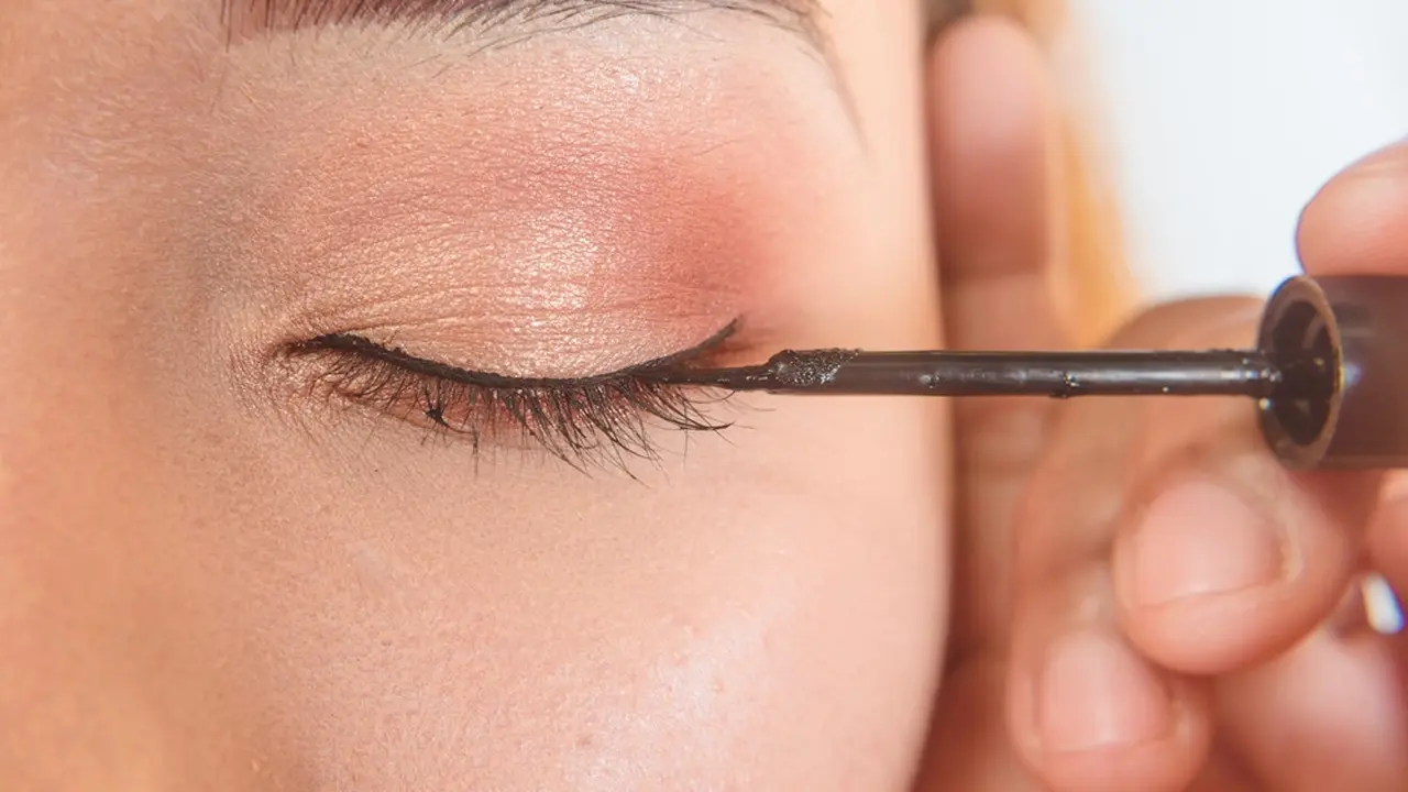5 Tips Menggunakan Eyeliner untuk Pemula Beauty