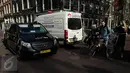 Pesepeda menunggu mobil melintas untuk menyeberang di sekitar kawasan Amsterdam, Kamis (20/4). Dibandingkan moda transportasi lain, sepeda sepertinya menjadi pilihan utama untuk menemani warga Amsterdam beraktivitas. (Liputan6.com/Immanuel Antonius)